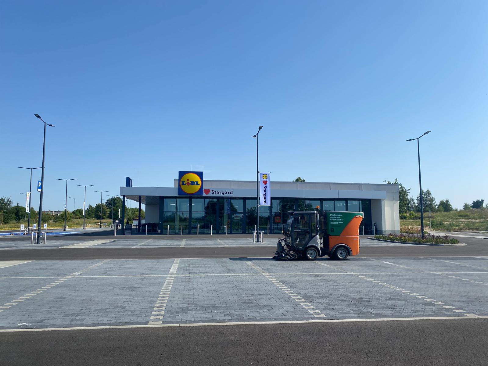 projectImage-/projects/budowa_lidl/BudynekParking.jpg